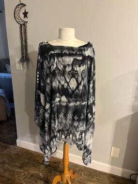 One World  Black/White Tribal Tie Dye Poncho Tunic/Attached Tank Top  3X